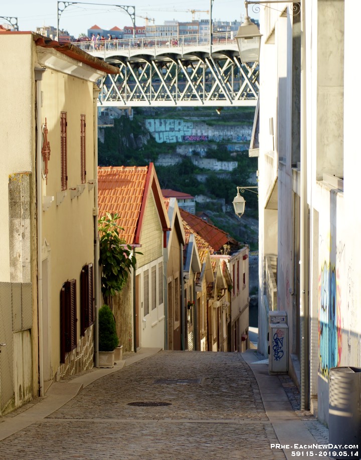59115RoCrLe - Walking to the Douro River and across the Dom Luis I Bridge with Julia - Porto, Portugal